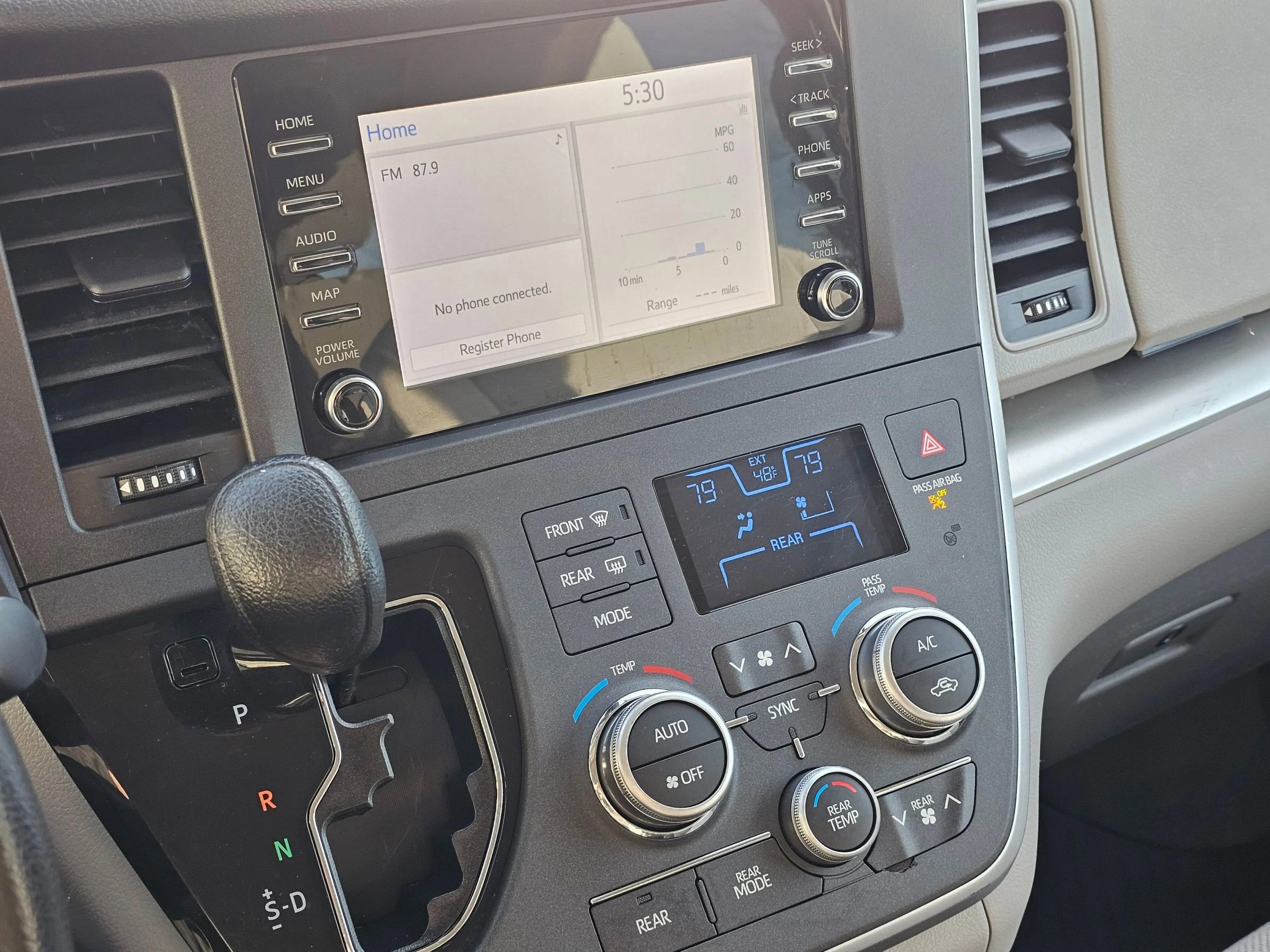 Used 2020 Toyota Sienna L image 29