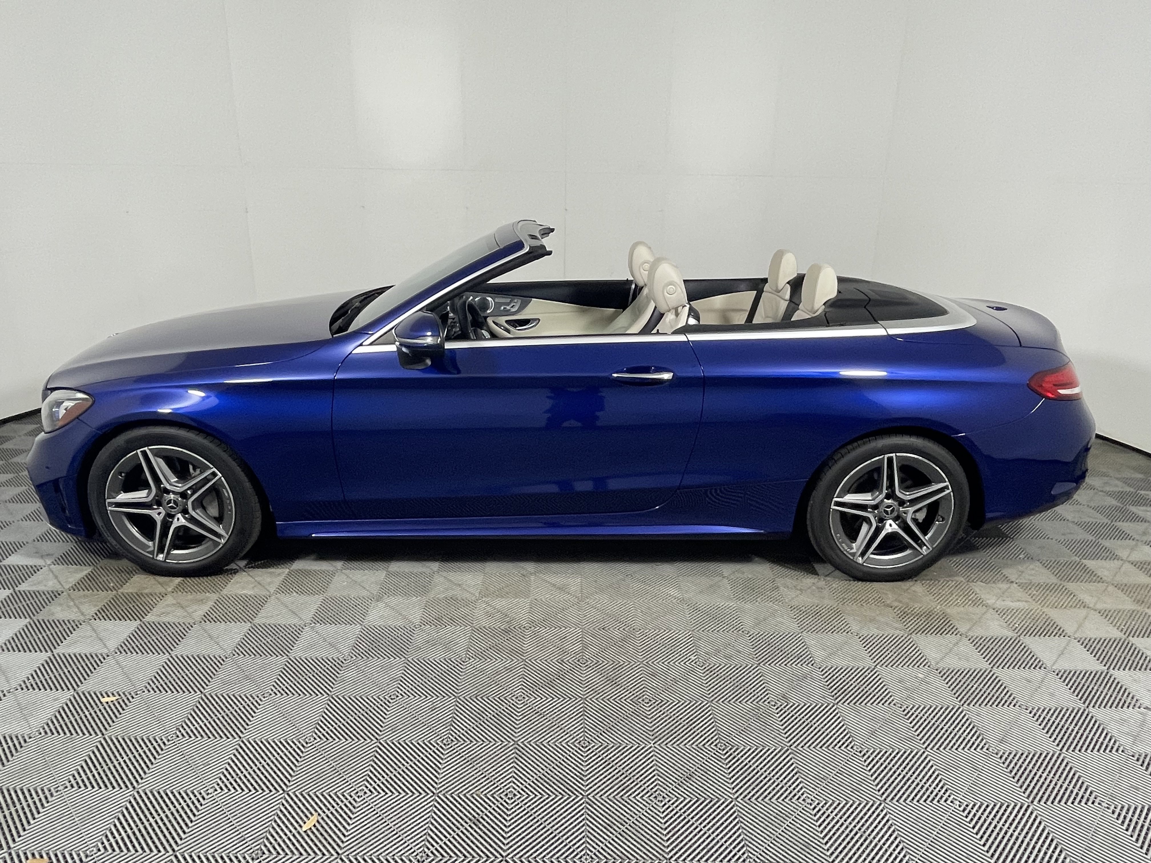 Used 2019 Mercedes-Benz C 300 Cabriolet image 2
