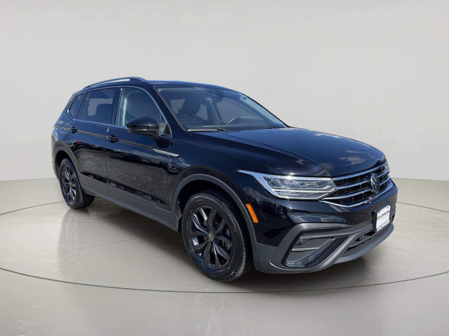 Used 2024 Volkswagen Tiguan SE AWD/4WD image 1