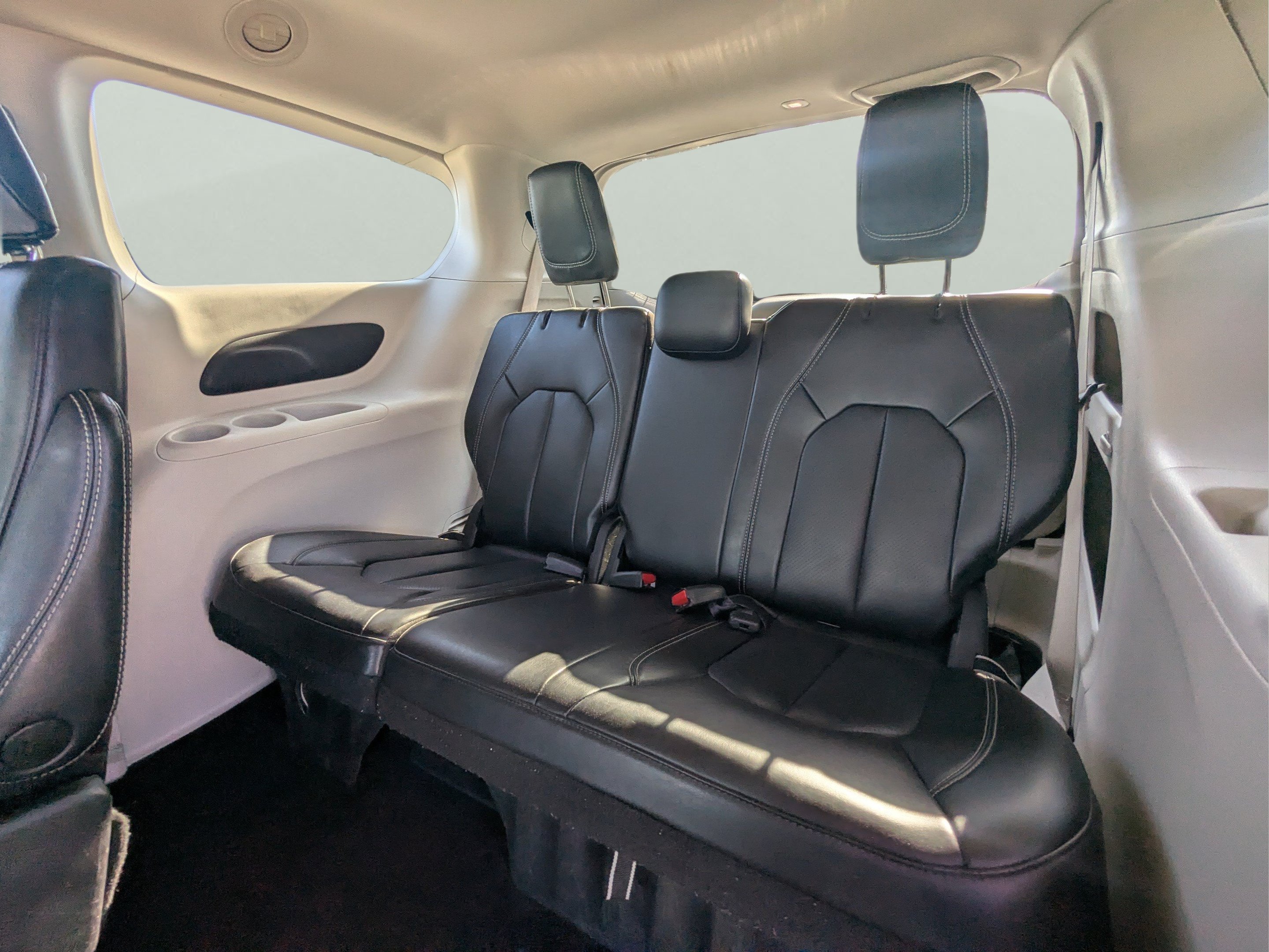 Used 2023 Chrysler Pacifica Touring-L FWD image 16