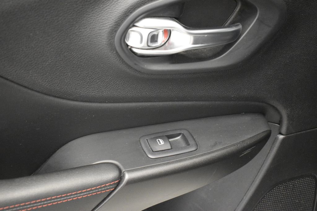 Used 2019 Jeep Cherokee Trailhawk w/ Cold Weather Group image 28