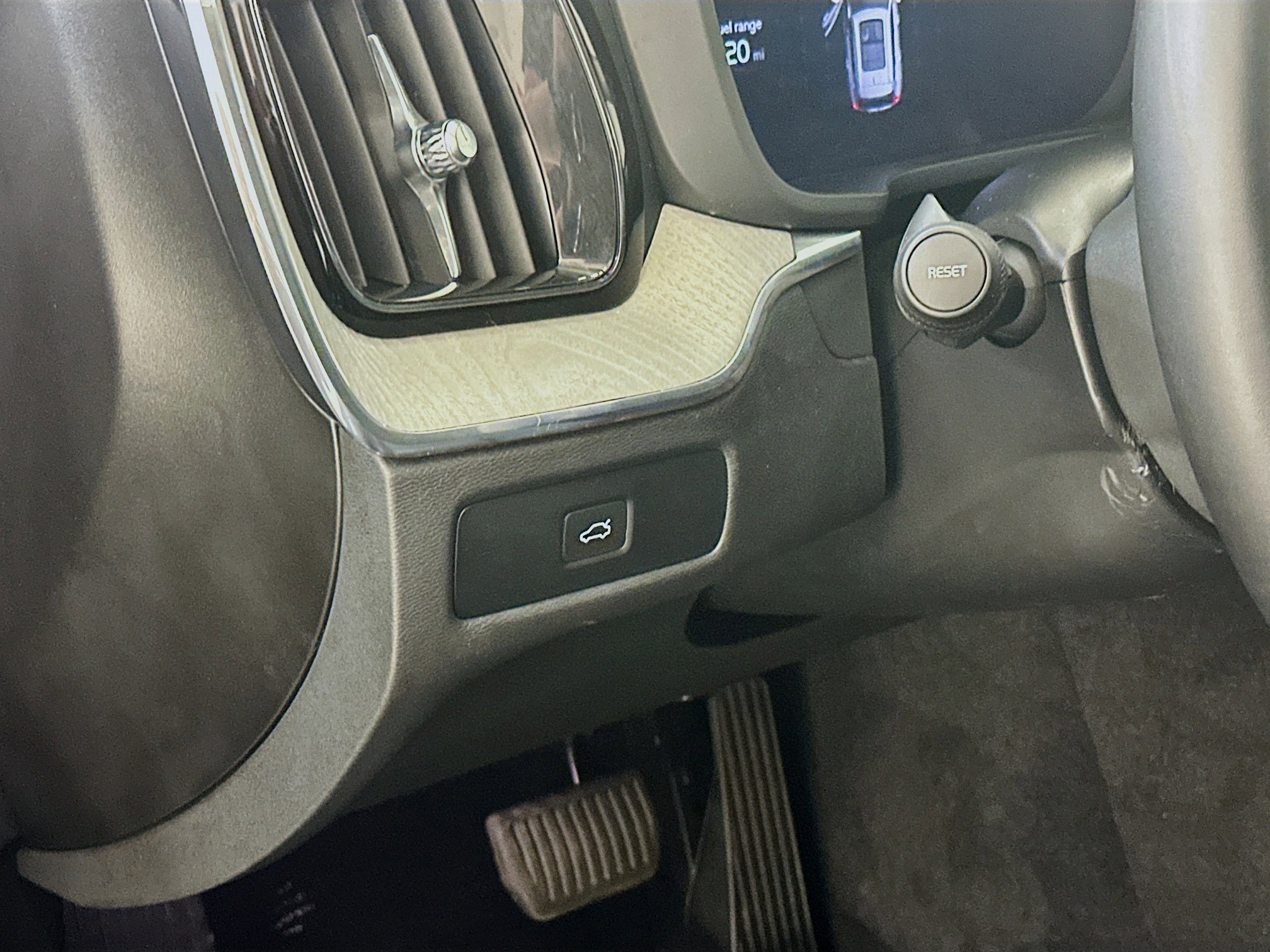 Used 2025 Volvo XC60 B5 Plus image 17