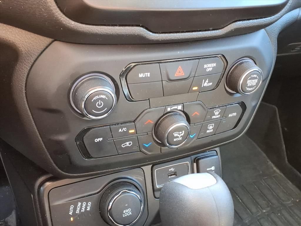 Used 2021 Jeep Renegade Latitude w/ Sun & Sound Group AWD/4WD image 23