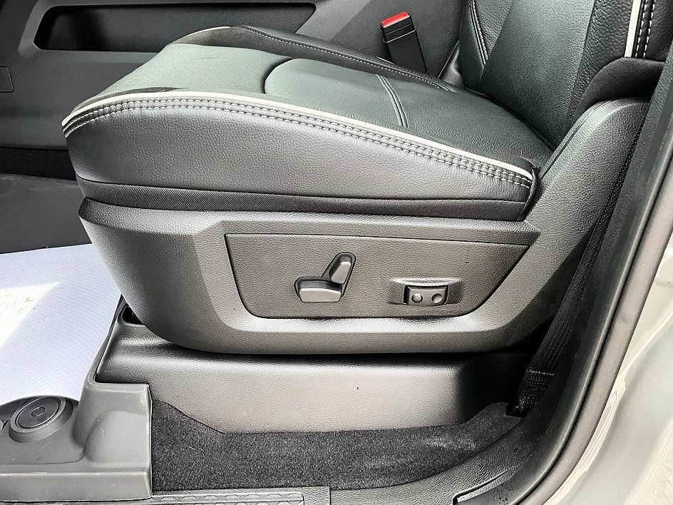 New 2026 RAM 3500 Laramie AWD/4WD image 15