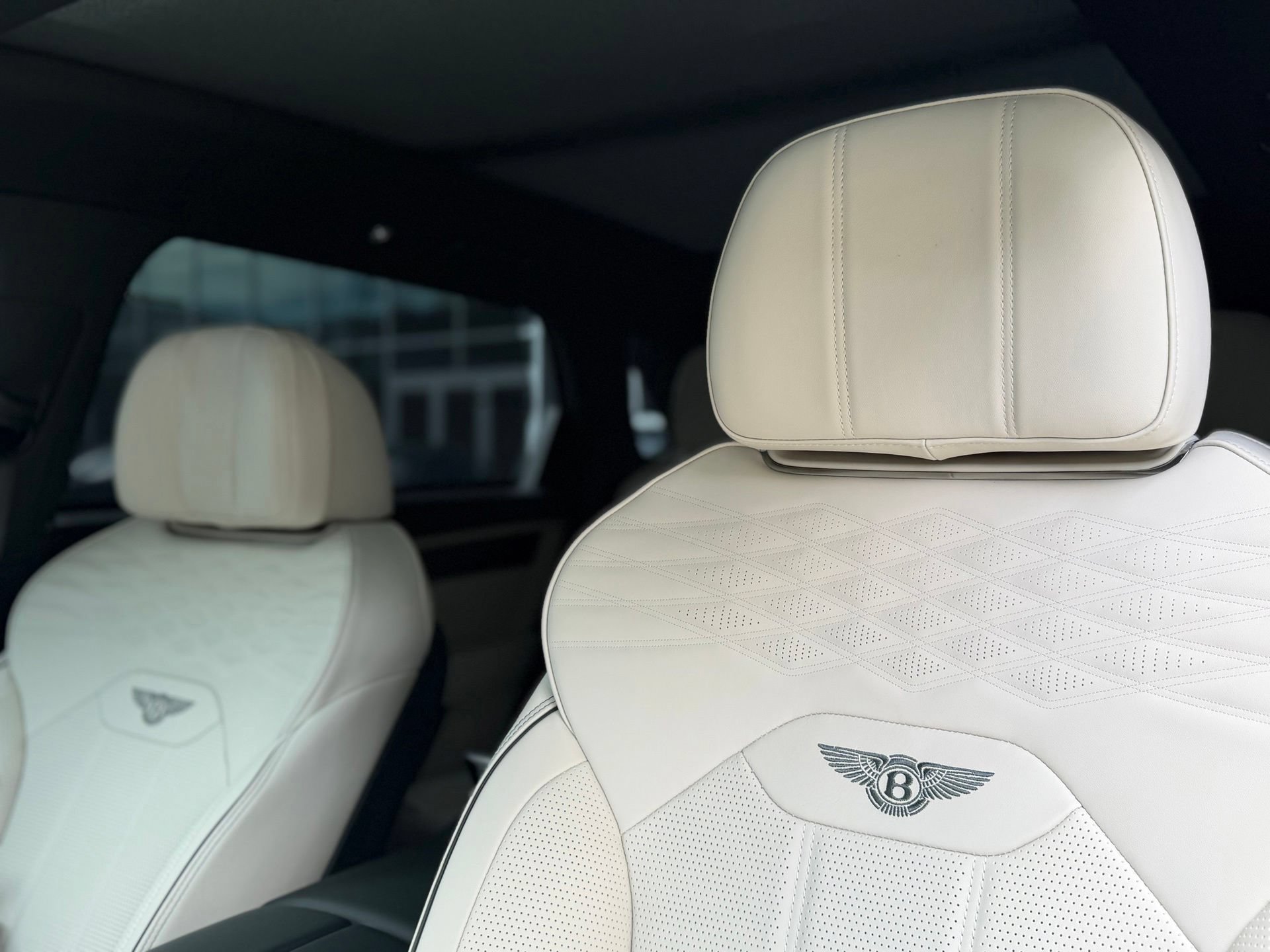 Certified 2024 Bentley Bentayga Extended Wheelbase AWD/4WD image 43
