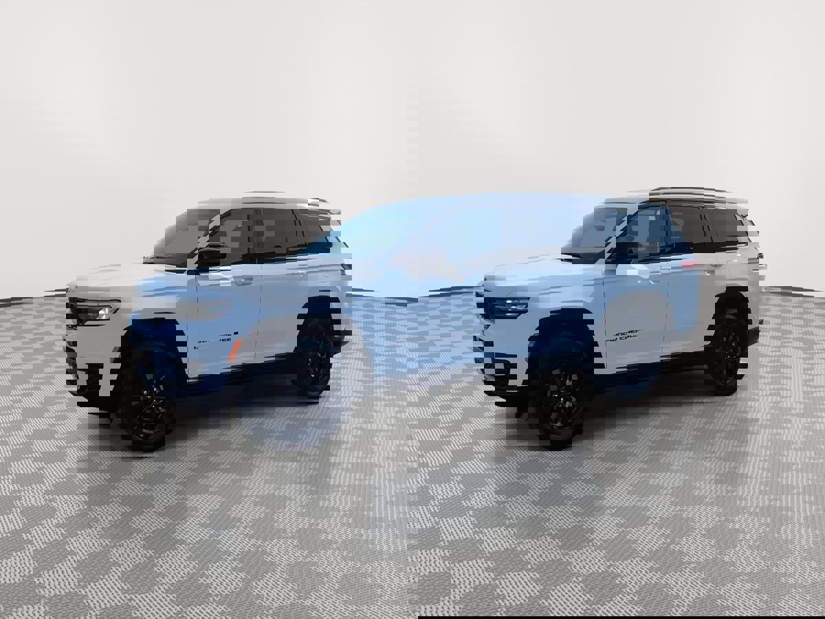 Used 2024 Jeep Grand Cherokee L Laredo image 3