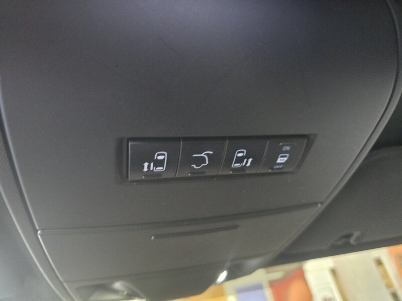 Used 2017 Dodge Grand Caravan SXT w/ Driver Convenience Group FWD image 28