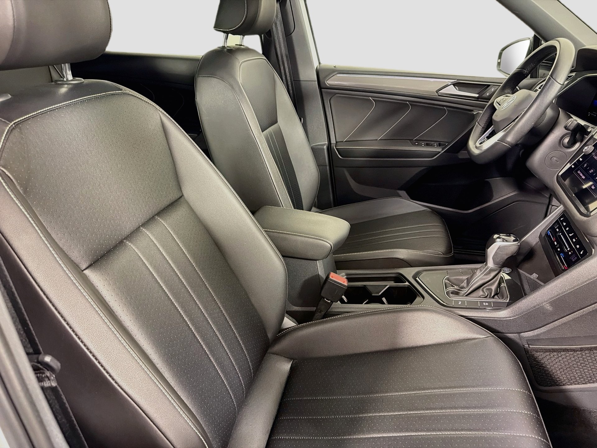 Certified 2022 Volkswagen Tiguan SE R-Line FWD image 24