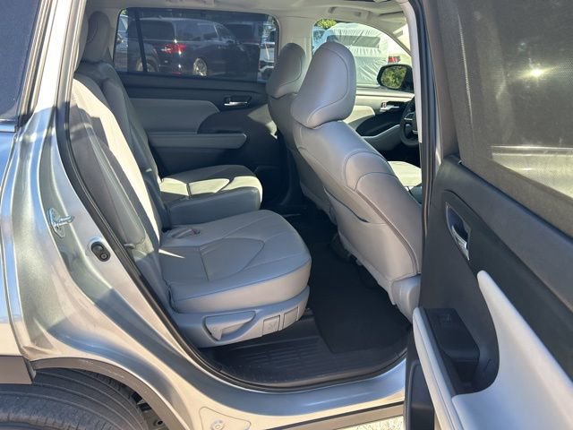 Used 2024 Toyota Highlander XLE AWD/4WD image 9