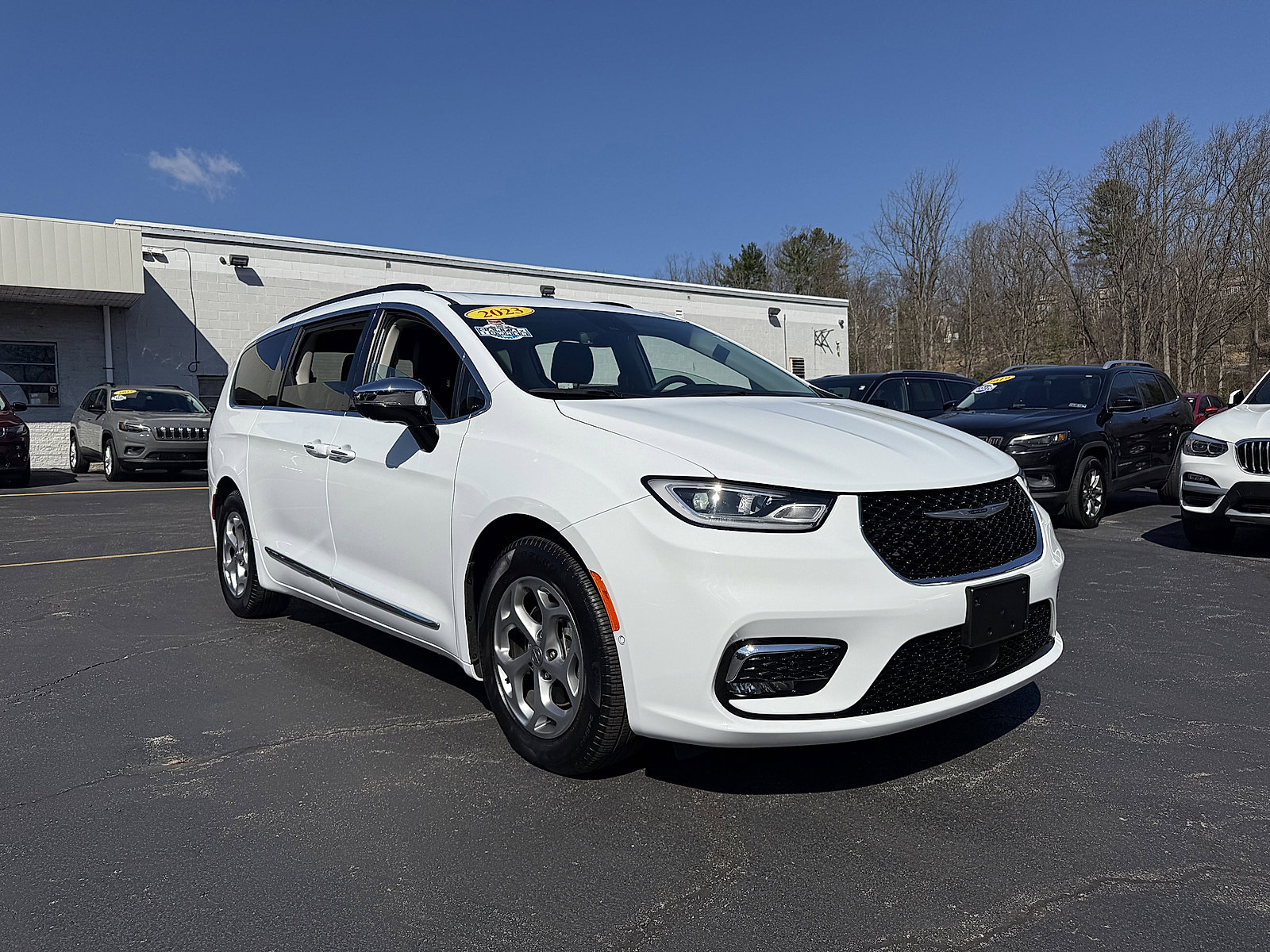 Used 2023 Chrysler Pacifica Limited w/ Uconnect Theater Family Group image 21