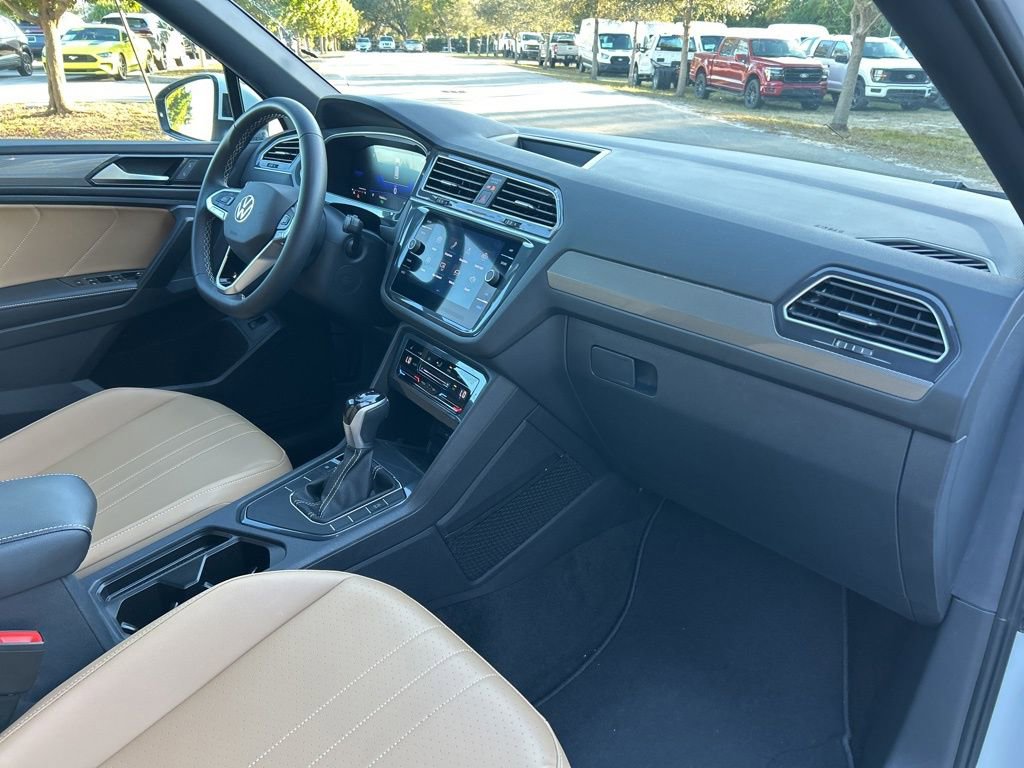 Used 2024 Volkswagen Tiguan SE image 44