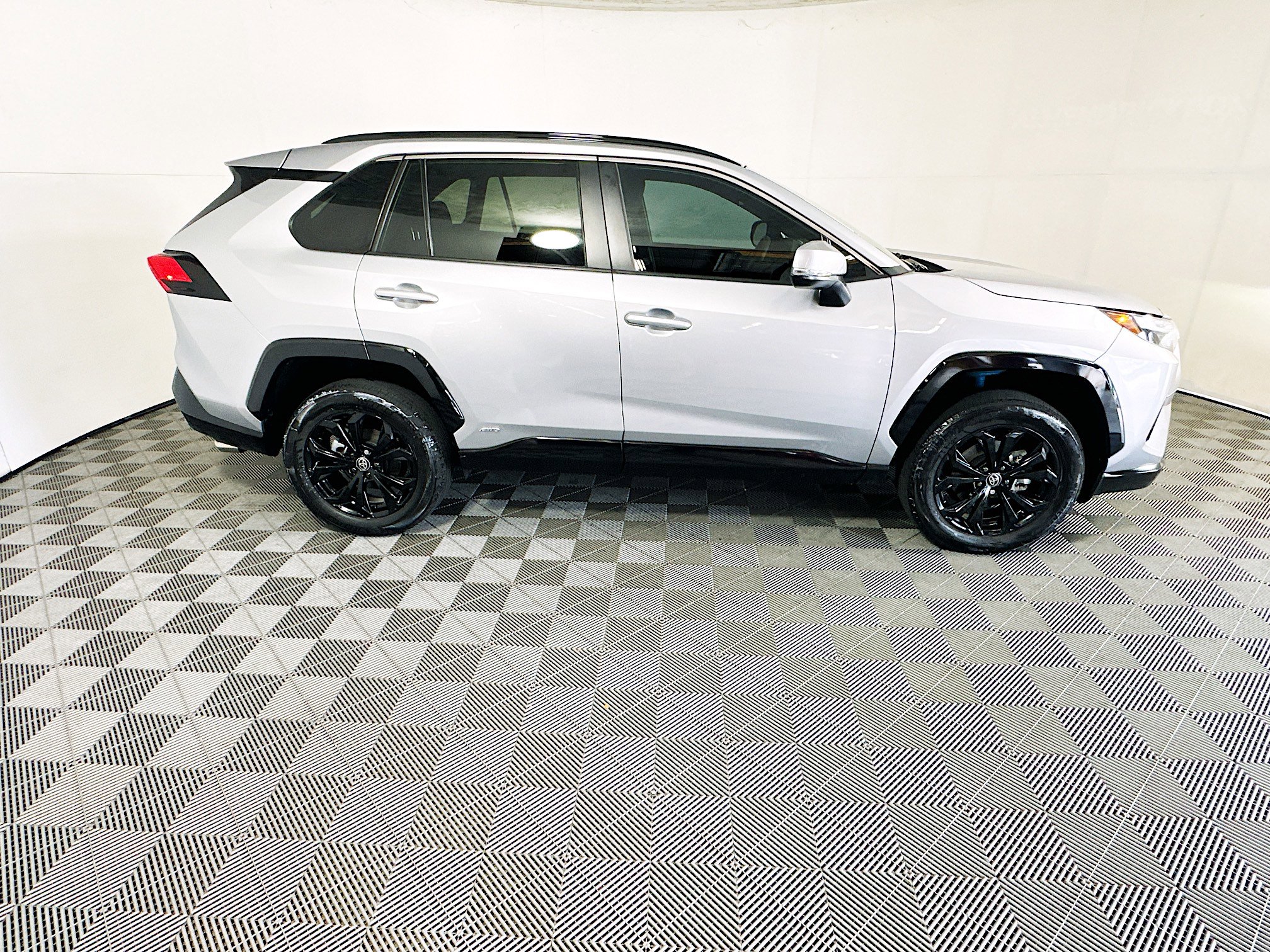 Used 2023 Toyota RAV4 SE AWD/4WD image 2