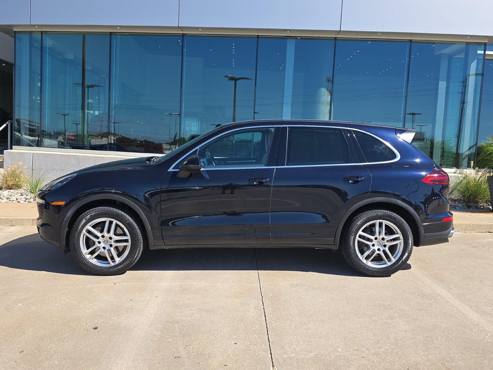 Used 2018 Porsche Cayenne AWD/4WD image 2