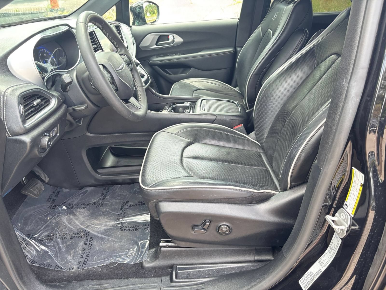 Used 2025 Chrysler Pacifica Limited FWD image 29