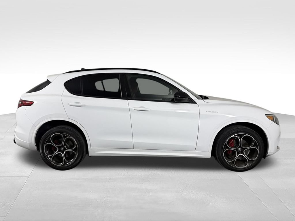 Used 2023 Alfa Romeo Stelvio Veloce AWD/4WD image 6