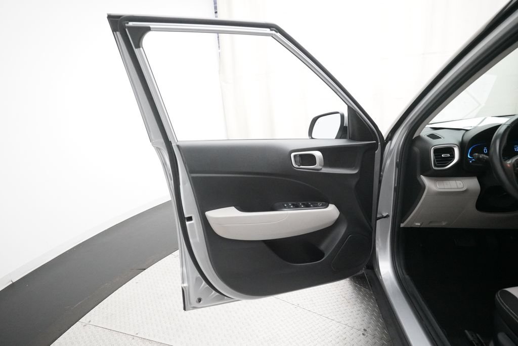 Used 2025 Hyundai Venue SEL FWD image 27
