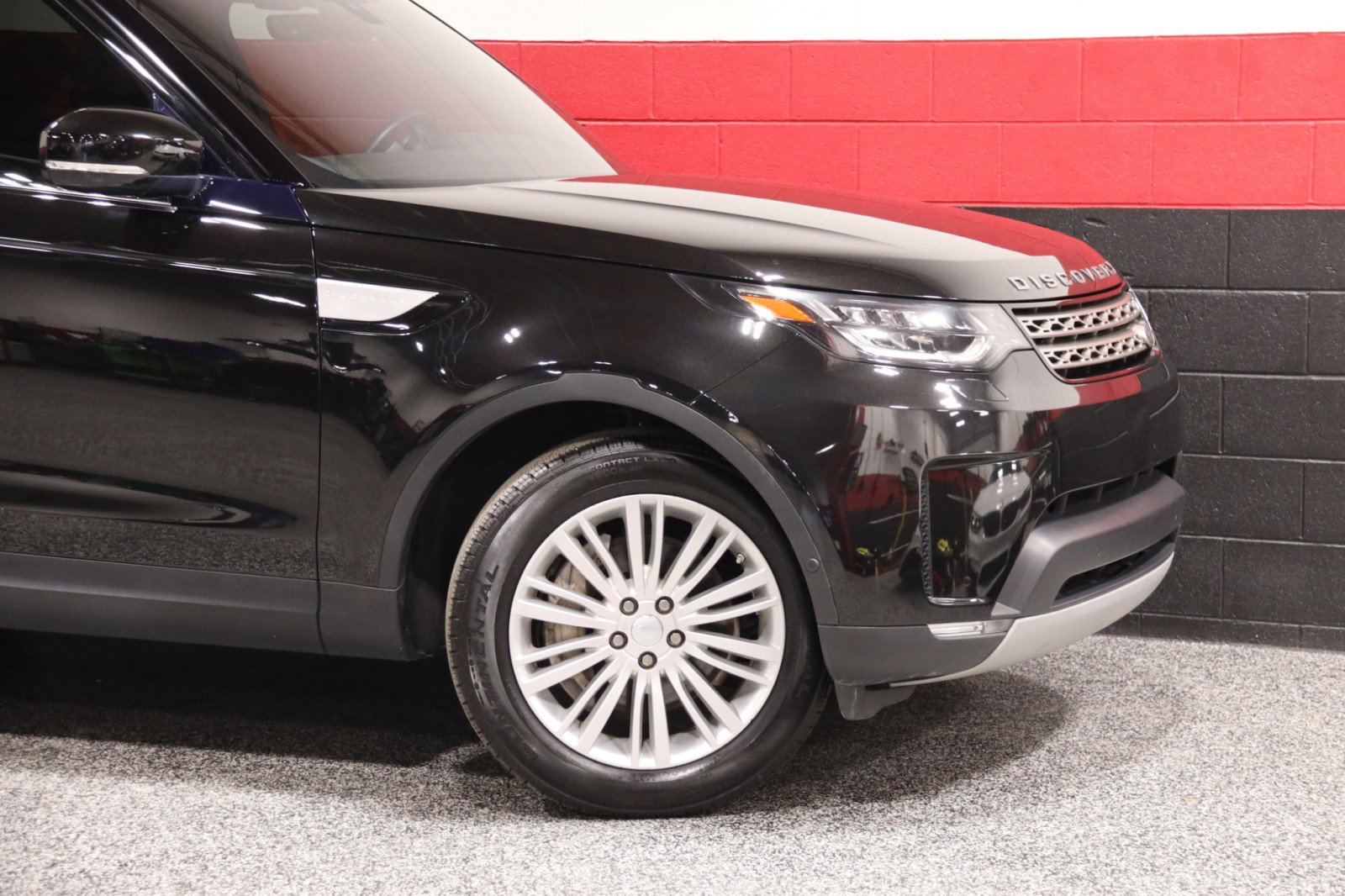 Used 2020 Land Rover Discovery HSE image 3