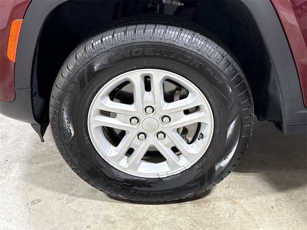 Used 2023 Jeep Grand Cherokee Laredo image 25