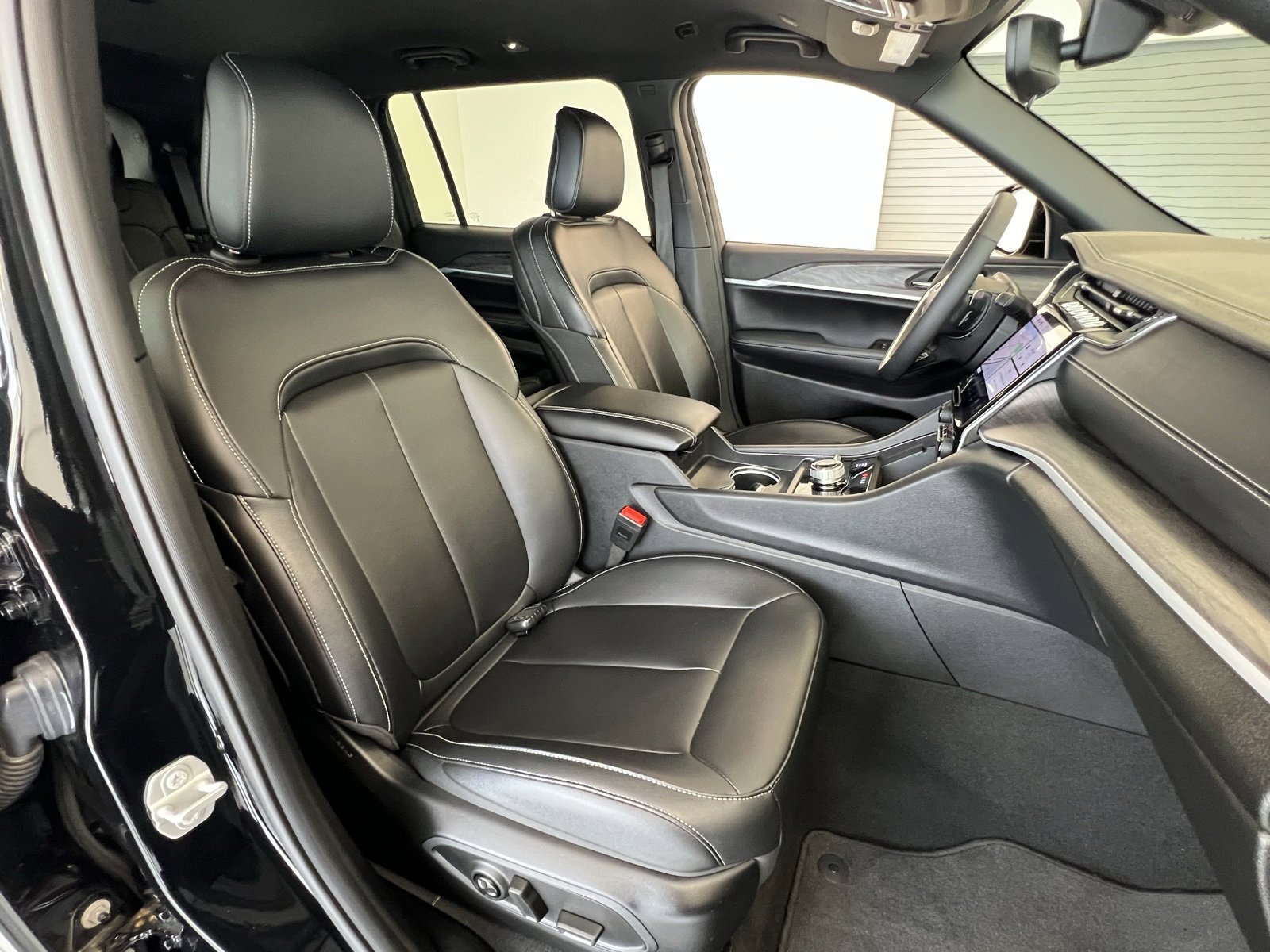 Used 2024 Jeep Grand Cherokee L Limited w/ Black Appearance Package image 50