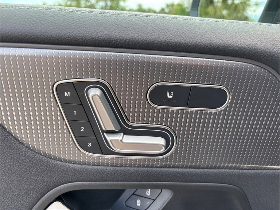 Used 2020 Mercedes-Benz GLB 250 4MATIC w/ Premium Package image 18