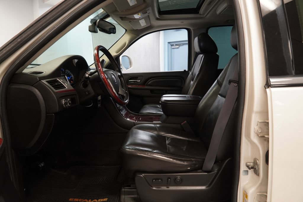 Used 2011 Cadillac Escalade Luxury image 5