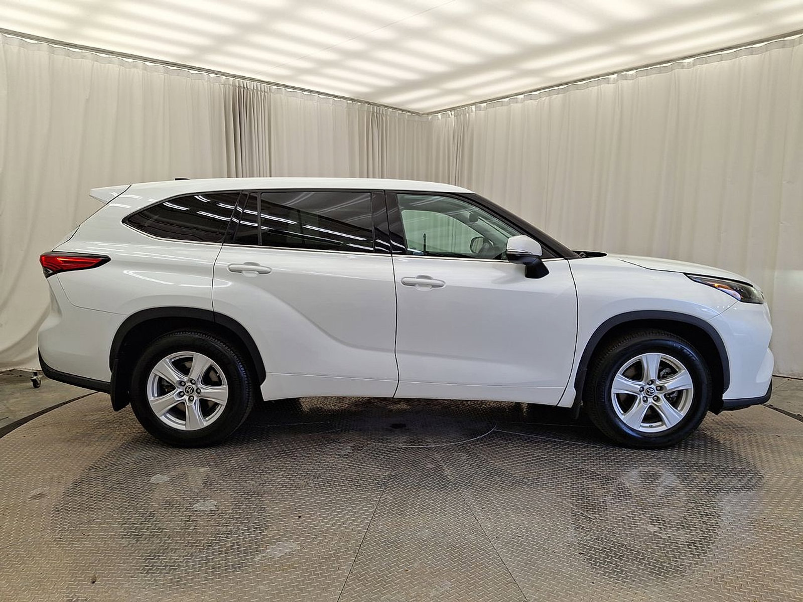 Used 2022 Toyota Highlander LE AWD/4WD image 25