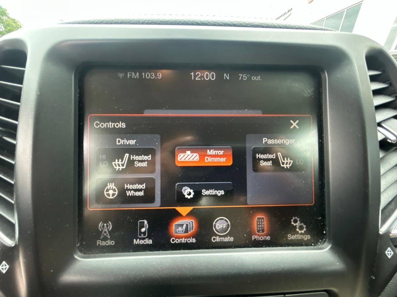 Used 2015 Jeep Cherokee Latitude w/ Comfort/Convenience Group AWD/4WD image 22