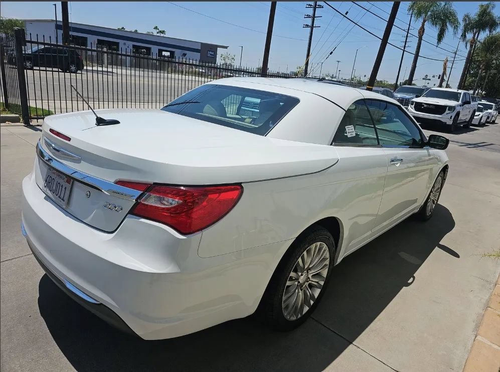 Used 2011 Chrysler 200 Limited FWD image 4