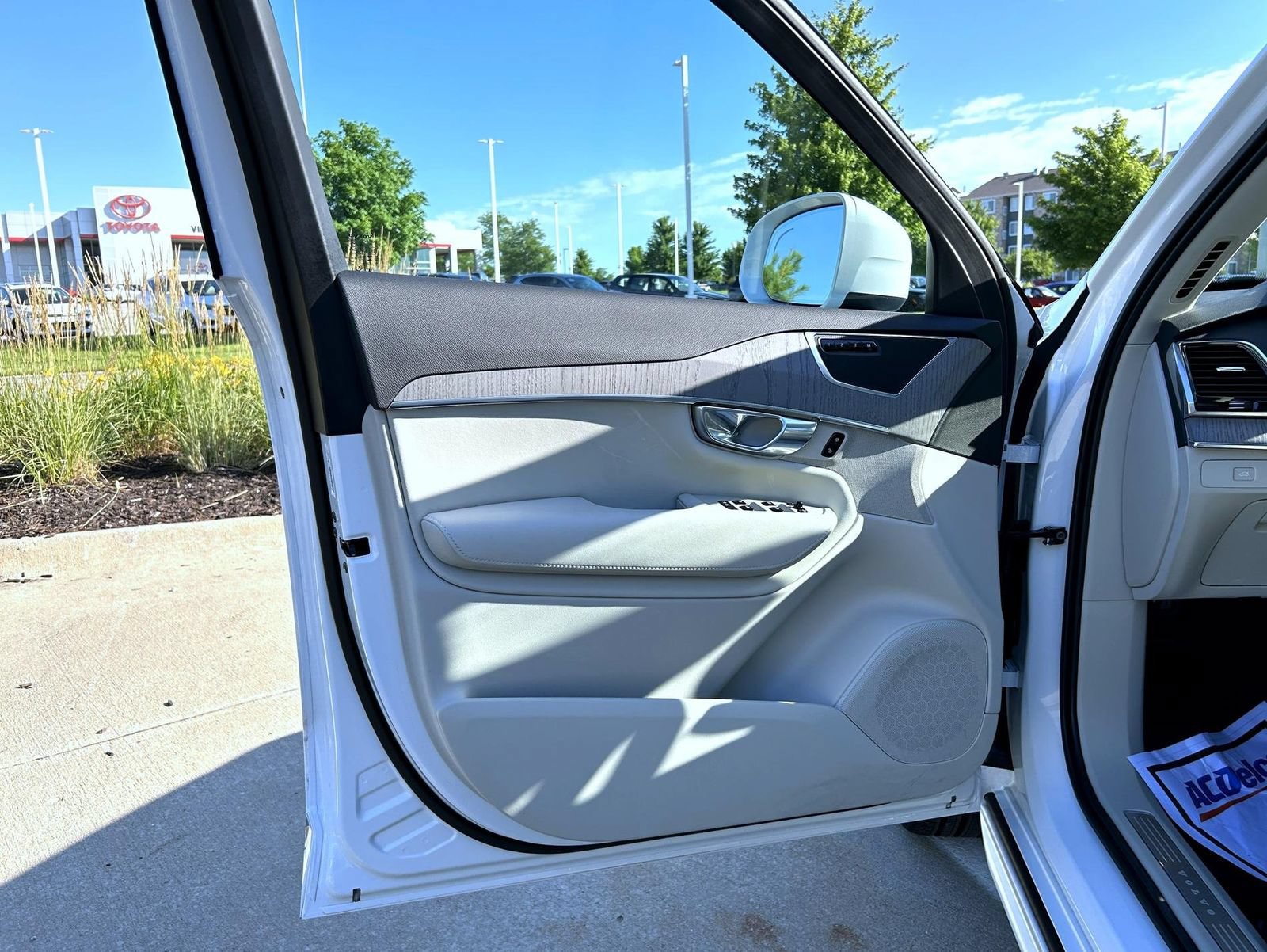 Used 2025 Volvo XC90 B6 Plus w/ Protection Package AWD/4WD image 9