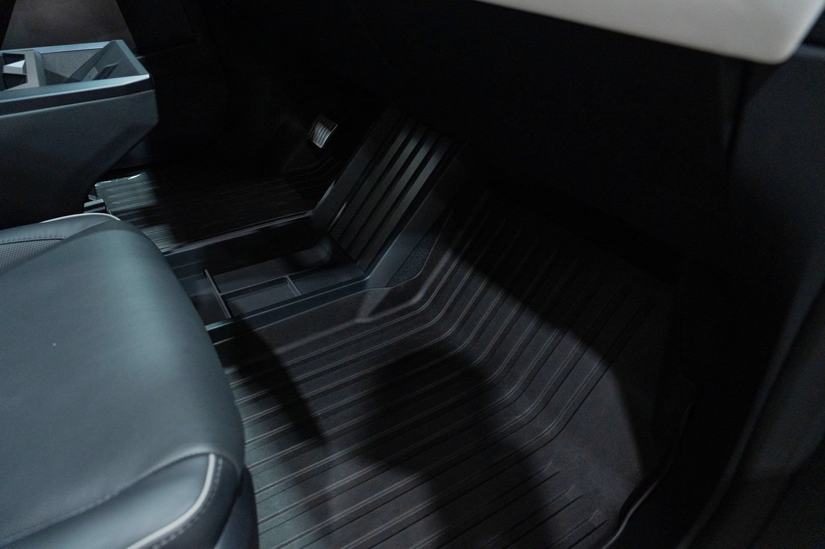 Used 2024 Tesla Cybertruck AWD Crew Cab image 36