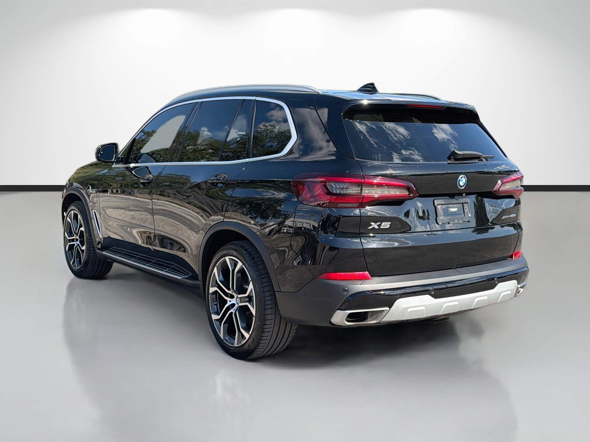 Used 2023 BMW X5 xDrive45e w/ Parking Assistance Package AWD/4WD image 5