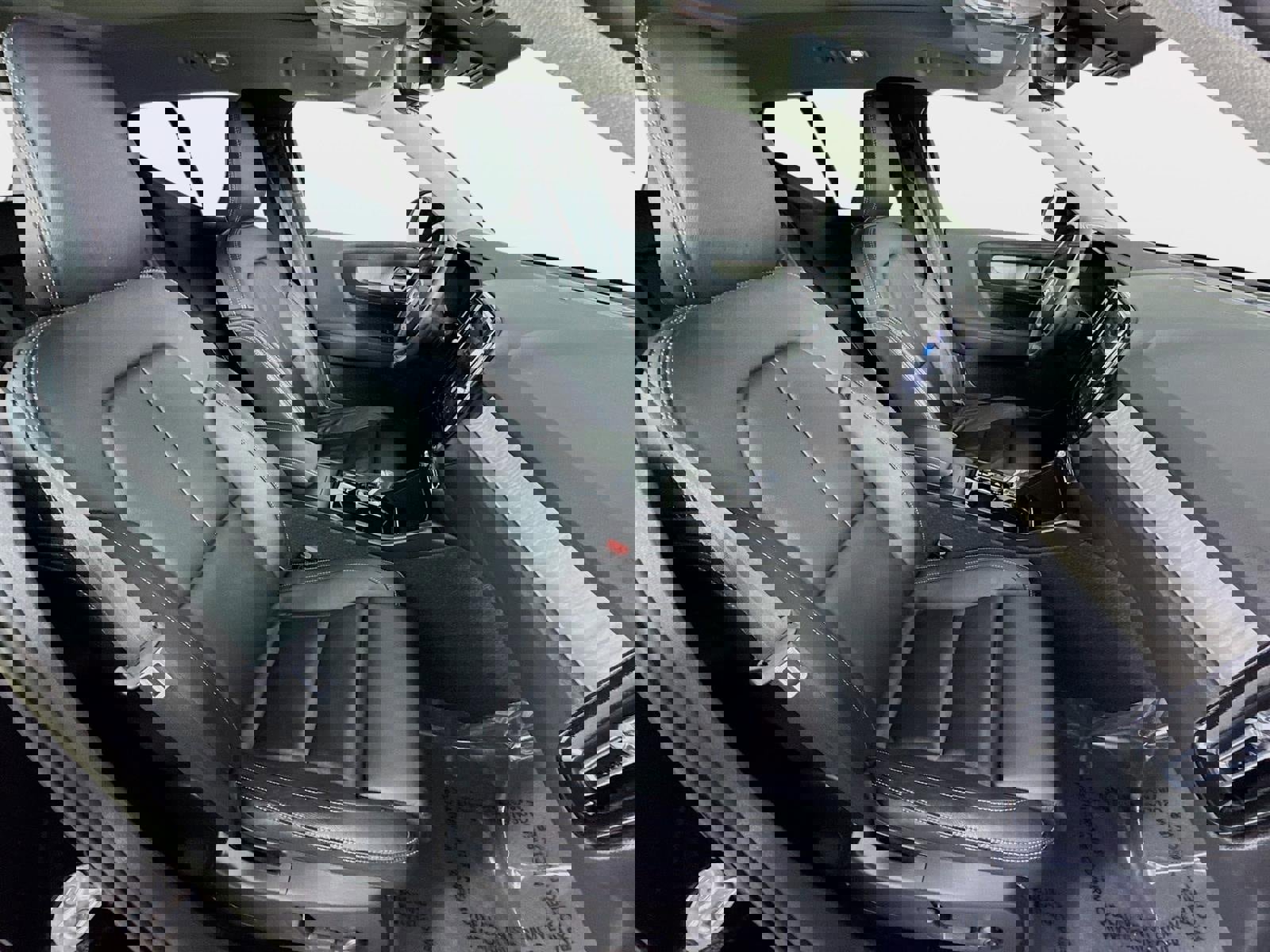 Used 2023 Volvo XC40 B4 Ultimate image 31