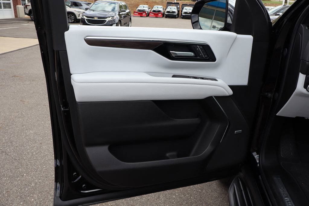 New 2025 Chevrolet Suburban Premier image 9