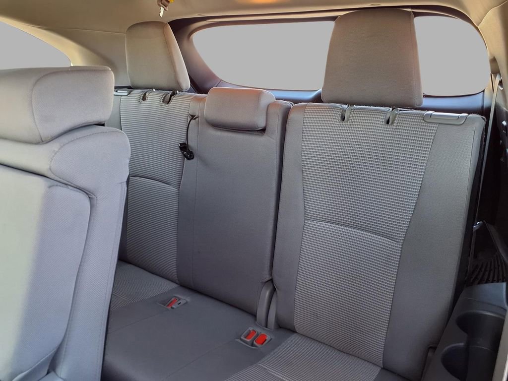 Used 2023 Toyota Highlander L image 25