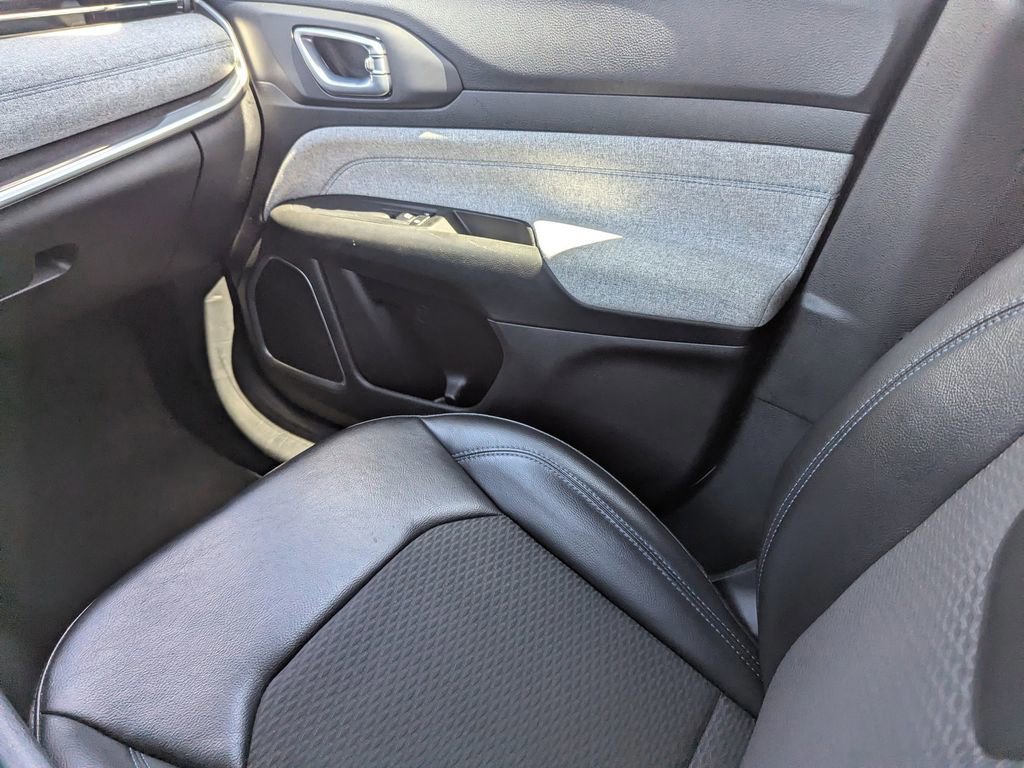 Used 2023 Jeep Compass Latitude image 14