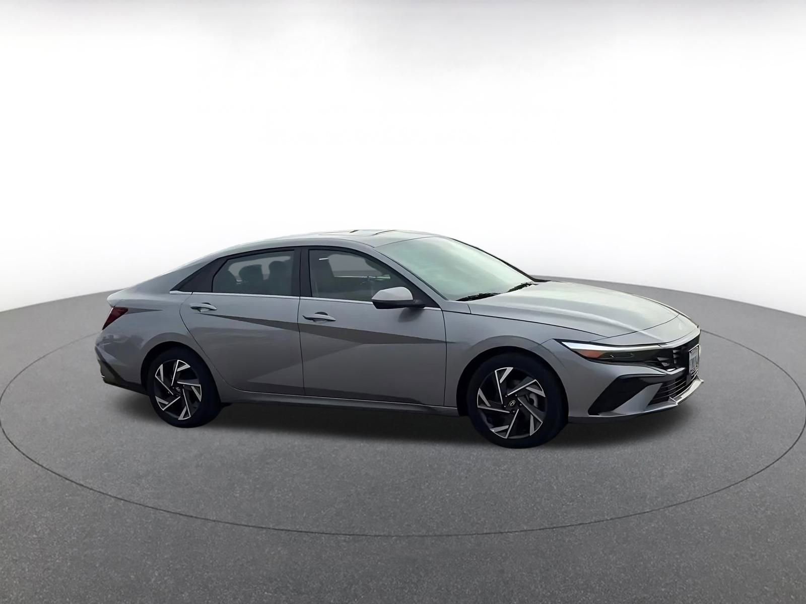 Used 2025 Hyundai Elantra Limited FWD image 2