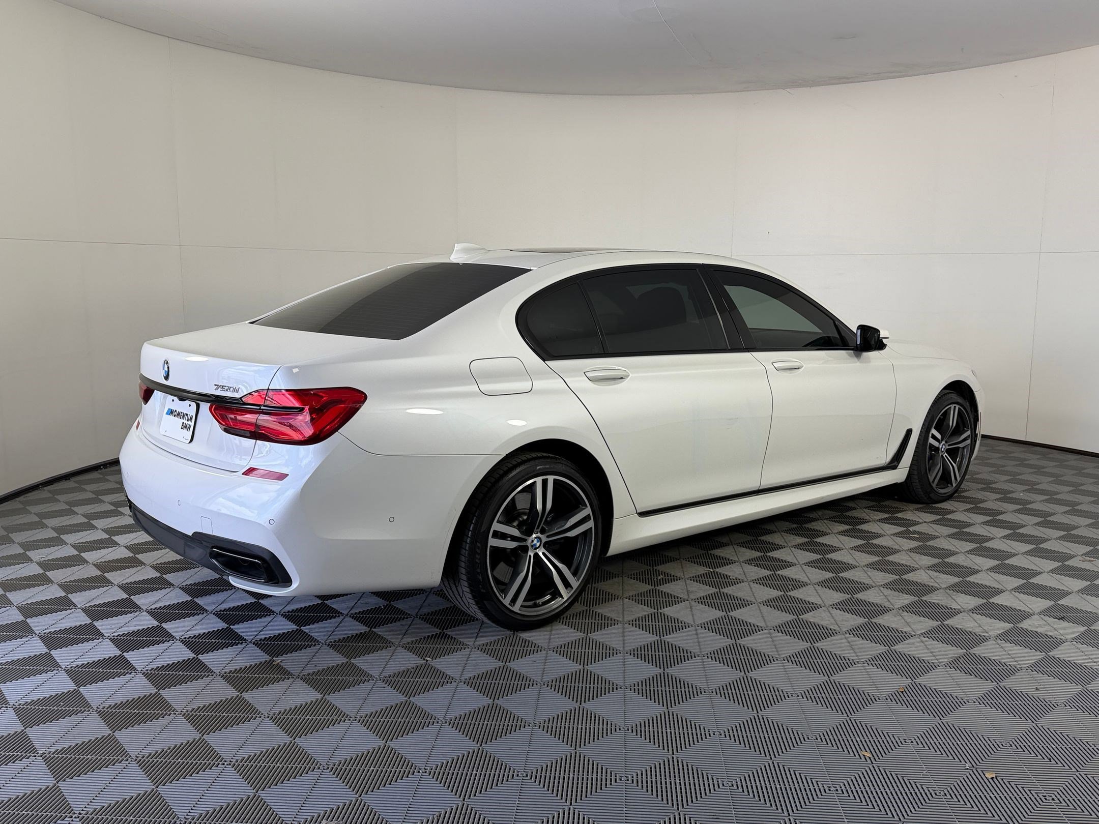 Used 2019 BMW 750i w/ Executive Package image 9