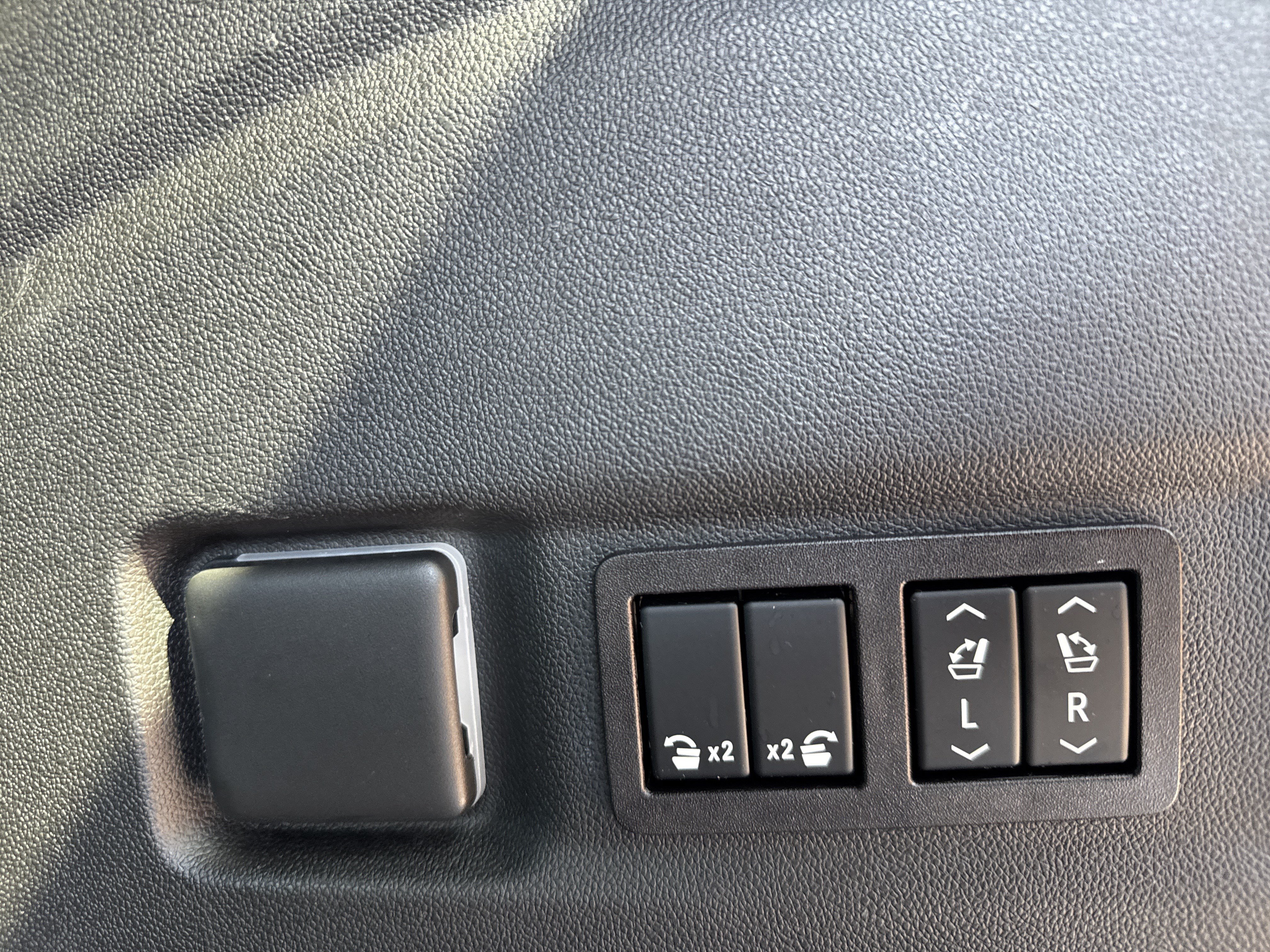 Used 2023 GMC Yukon XL AT4 w/ AT4 Premium Package AWD/4WD image 35