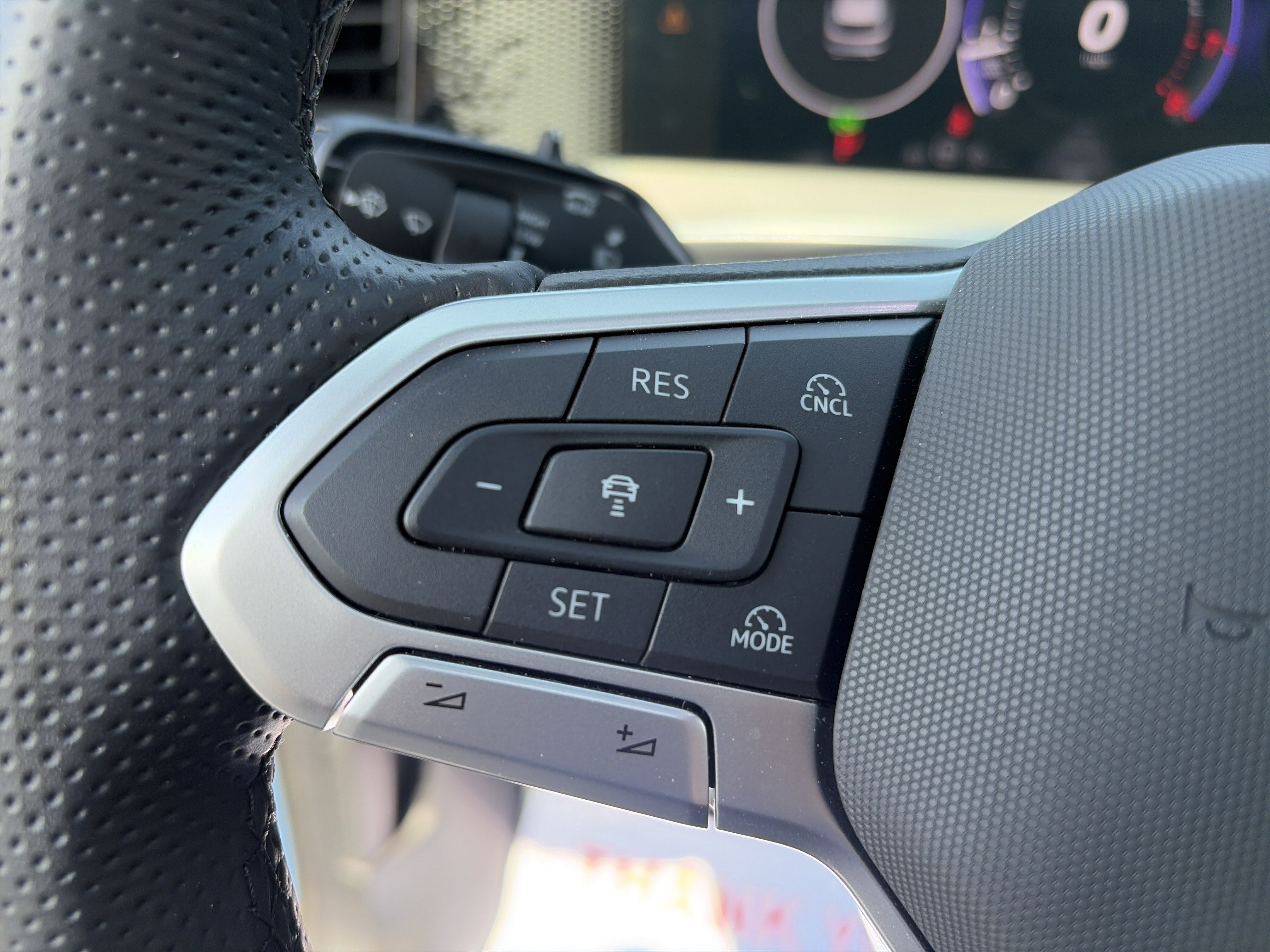 Used 2025 Volkswagen Tiguan SE R-Line AWD/4WD image 44