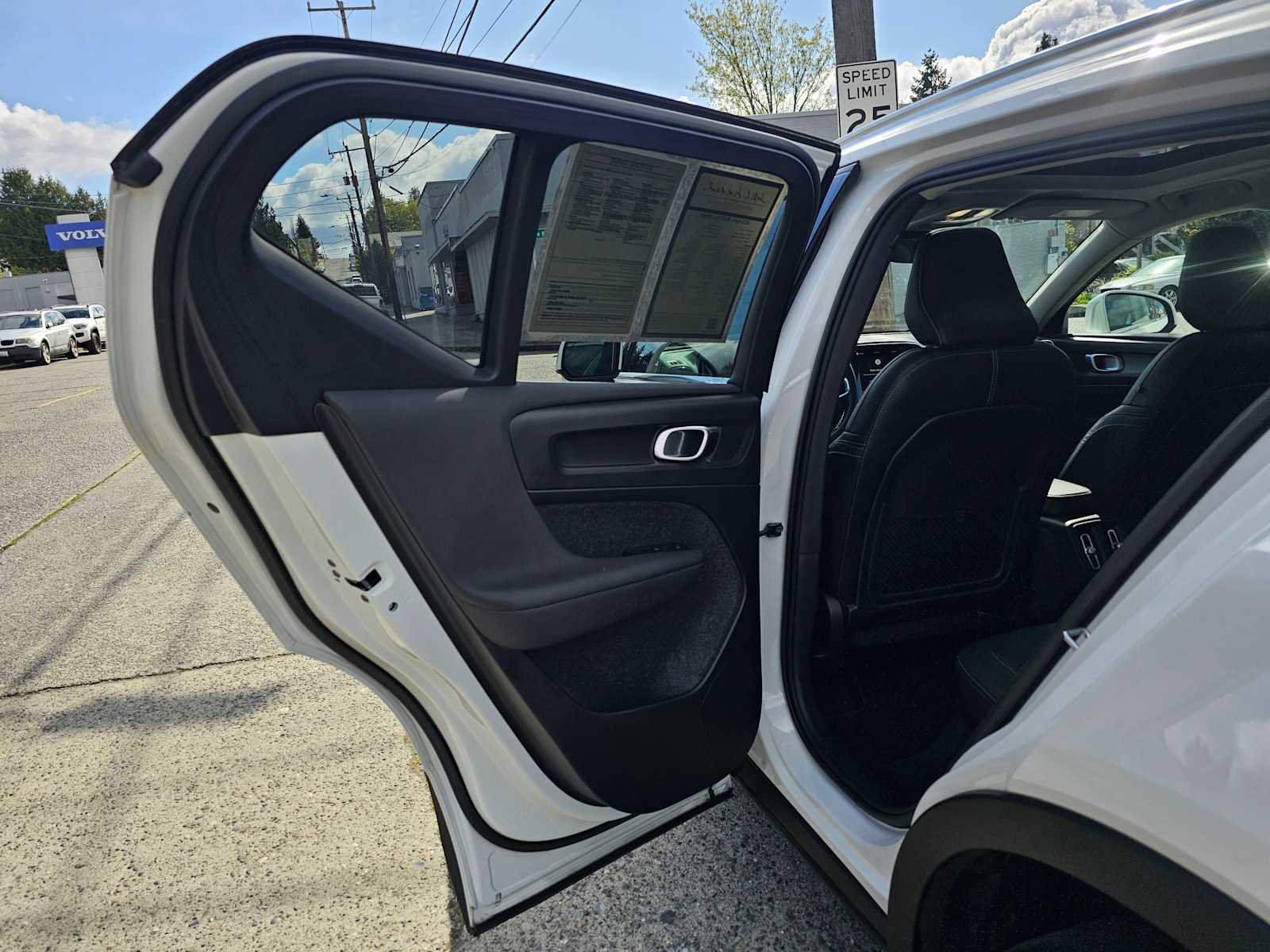 Certified 2023 Volvo XC40 B5 Plus w/ Driver Assist Package AWD/4WD image 17