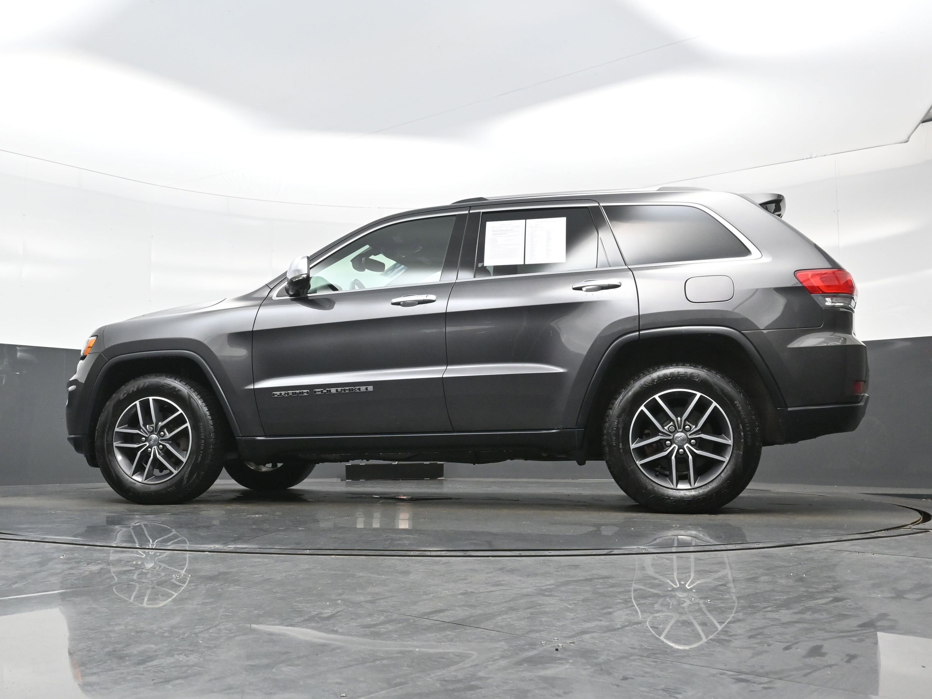 Used 2018 Jeep Grand Cherokee Limited AWD/4WD image 29
