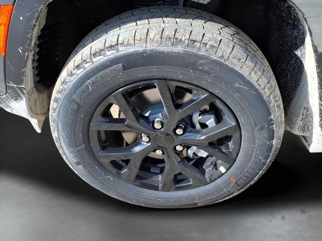 New 2025 Jeep Grand Cherokee Altitude image 8