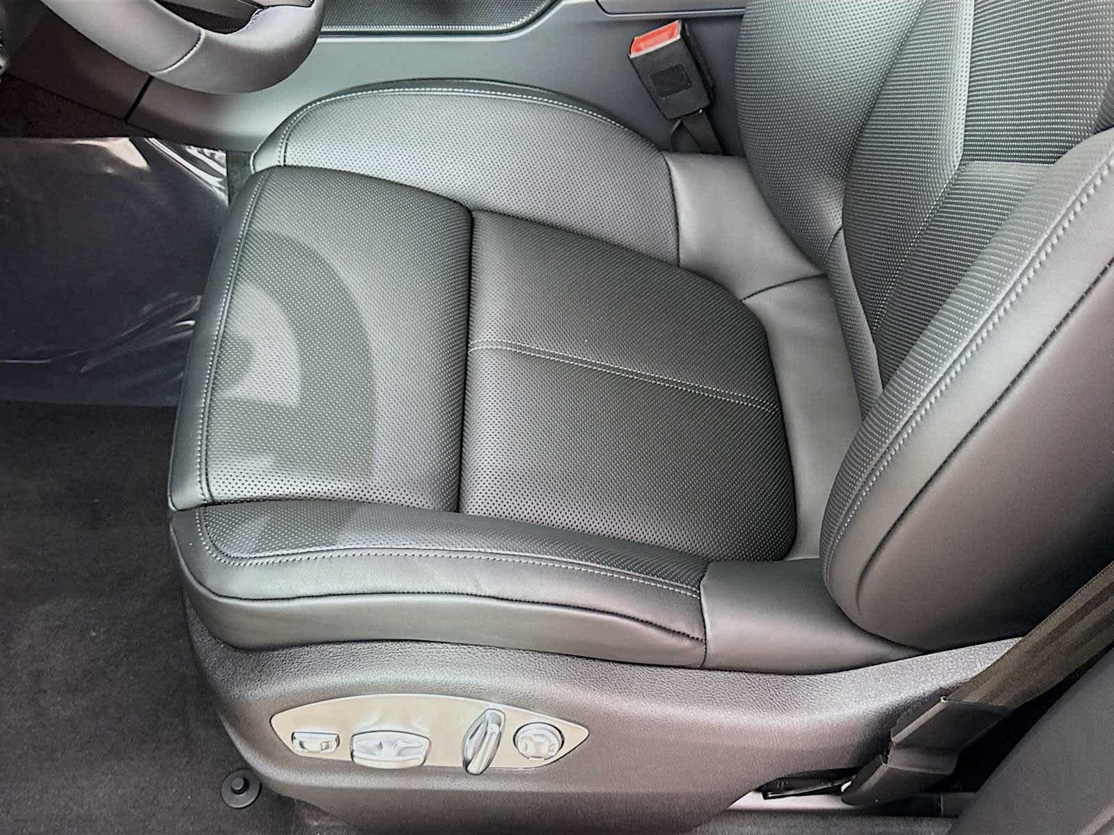 New 2025 Porsche Macan AWD/4WD image 15