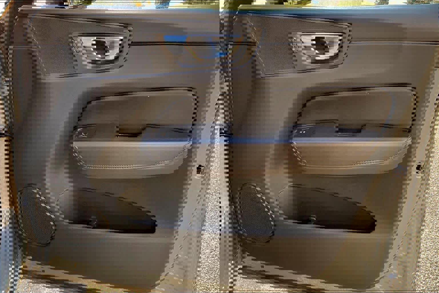 Used 2024 Volvo XC60 B5 Plus image 23