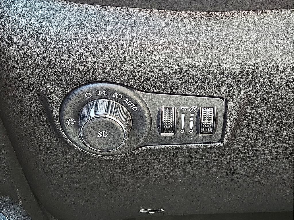 Used 2025 Jeep Compass Trailhawk AWD/4WD image 26