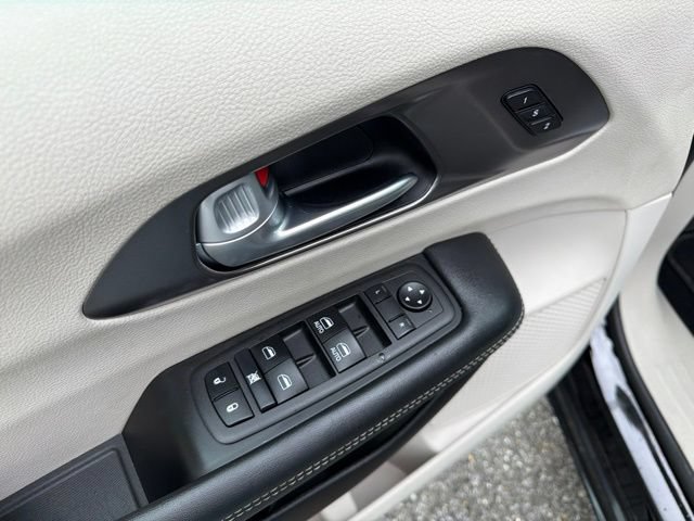 Used 2024 Chrysler Pacifica Touring-L FWD image 12