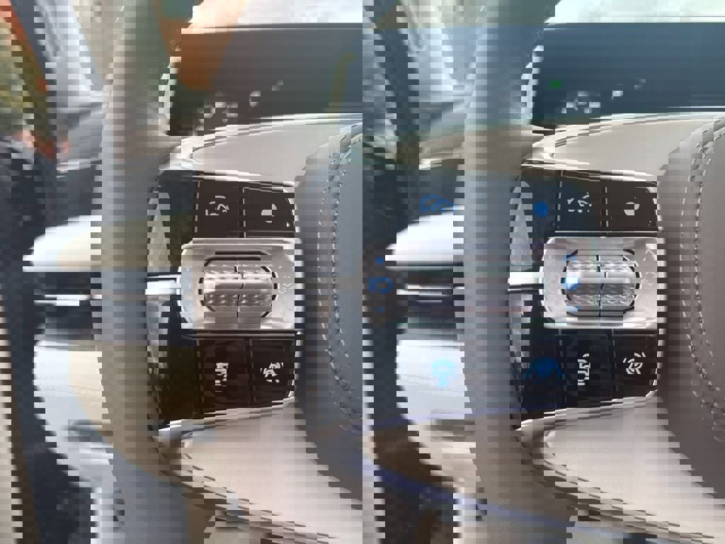 Used 2025 Genesis G90 3.5T image 17