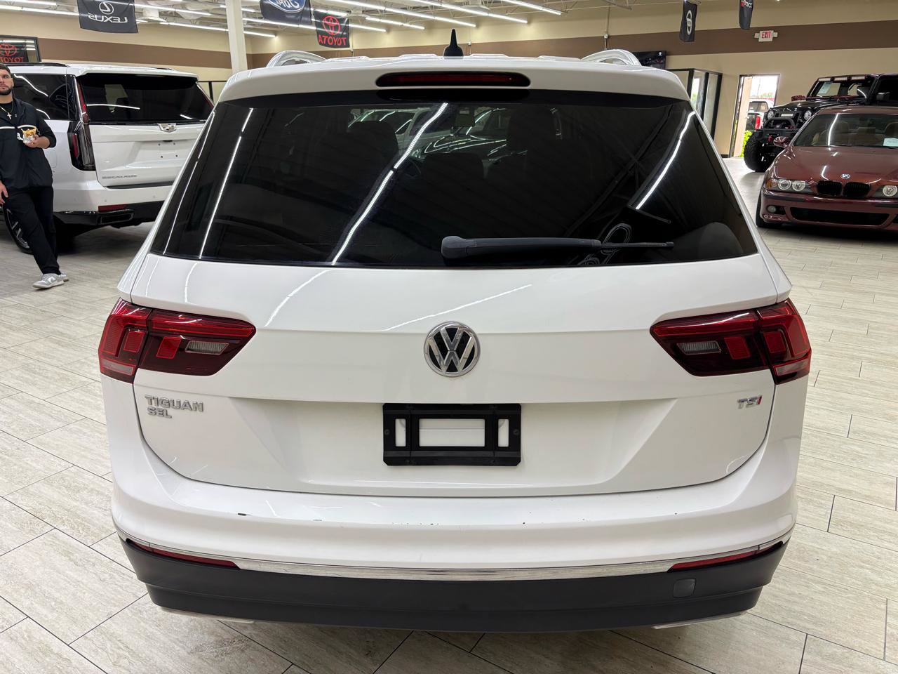 Used 2018 Volkswagen Tiguan SEL FWD image 6