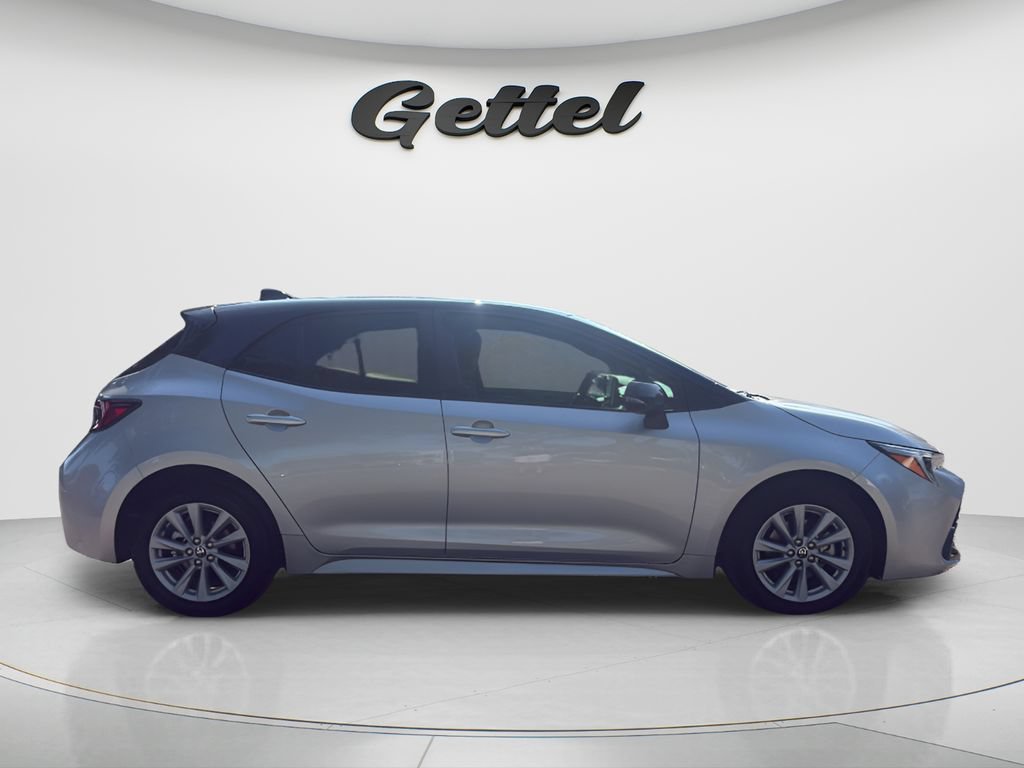 Used 2025 Toyota Corolla SE w/ SE Package FWD image 4