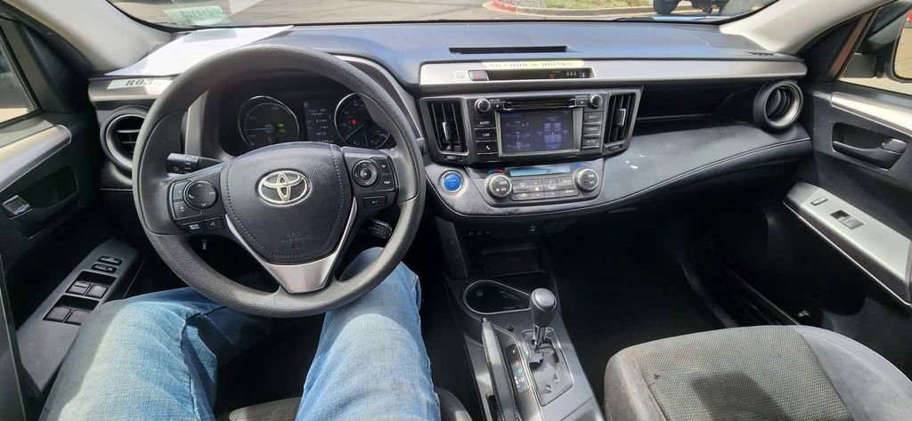 Used 2018 Toyota RAV4 LE w/ Carpet Mat Package image 5